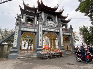 Rằm tháng Giêng, vắng bóng người tại phủ Tây Hồ và các đền, chùa