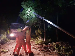 Thừa Thiên – Huế: Dông lốc nhiều nơi mất điện