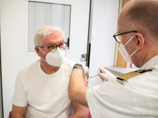 Tổng thống Đức được tiêm mũi vaccine AstraZeneca đầu tiên