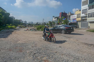 Cận cảnh tuyến đường  thi công 'rùa bò' hơn 2 km vắt qua 2 thập kỷ vẫn ngổn ngang