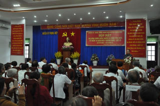 Tặng quà các gia đình có công ở huyện Phụng Hiệp