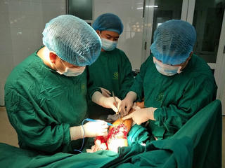Tự đắp thuốc nam, hàng trăm ấu trùng ký sinh trên cánh tay