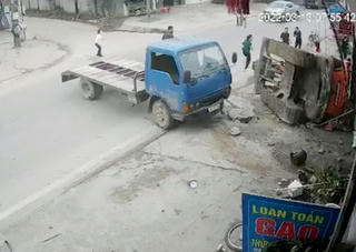 Vụ xe tải 'cõng' máy múc đè chết người: Tạm giữ hình sự lái xe