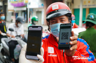 [ẢNH] Người dân vất vả khai báo ‘di biến động dân cư'