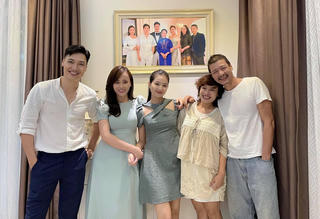 Dàn diễn viên phim ‘Hương vị tình thân’ bịn rịn chia tay nhau