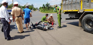 Tông vào xe tải, hai nam sinh lớp 11 thương vong