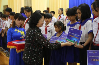 Phó Chủ tịch nước trao học bổng cho học sinh nghèo tỉnh Hậu Giang