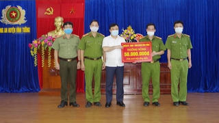 20 chiến sĩ công an khống chế đối tượng đâm chém bố mẹ, đánh 2 con ruột