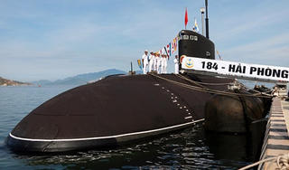 Thượng cờ tàu ngầm 184 Hải Phòng và 185 Khánh Hòa