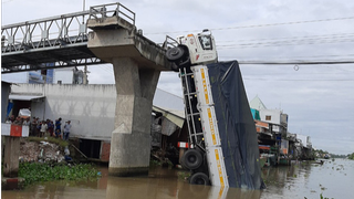 Tiền Giang: Khởi tố tài xế lái xe quá tải làm sập cầu