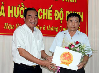 Động cơ gì ông Phó Chánh thanh tra tỉnh Hậu Giang xin lùi tuổi?