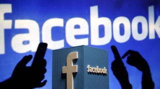 Facebook bị tố do thám người dùng