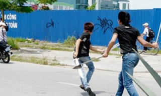 Bị đánh chết vì... đội mũ khi ngồi ăn đám giỗ