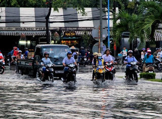Cần Thơ: Mưa lớn chiều 12/10 nhấn chìm nhiều con đường