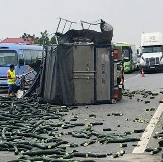 Xe tải chắn ngang đường, cao tốc Nội Bài-Lào Cai ùn tắc gần 4 tiếng