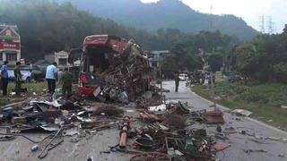 Vụ tai nạn kinh hoàng ở Hòa Bình: Do xe tải lấn làn!