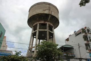 Lo lắng sống dưới thủy đài