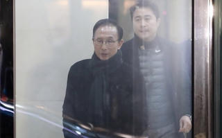 Tòa án gia hạn lệnh tạm giữ cựu Tổng thống Lee Myung-bak