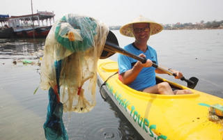 Mở tour du lịch vớt rác làm sạch môi trường