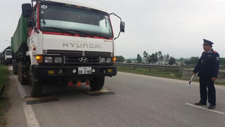 [ẢNH] Bắt đoàn xe biển Lào chở quá tải