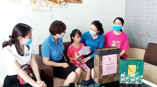 Quảng Ninh: Tặng 109 suất quà Trung thu cho con của nhân viên y tế đang chống dịch
