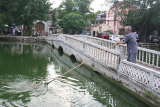 Người làm sạch lòng hồ
