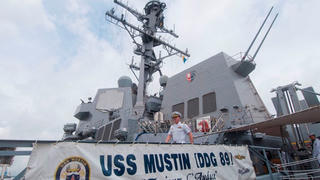 Tàu khu trục Mỹ cập cảng Cam Ranh