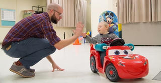 Sáng chế ôtô đồ chơi hỗ trợ vận động ở trẻ khuyết tật