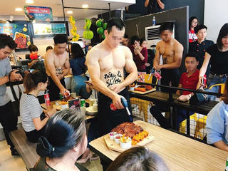 Vụ thuê trai cơ bắp, cởi trần làm tóc, phục vụ đồ ăn: Hà Nội vào cuộc kiểm tra