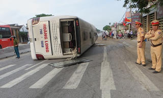 Xe khách chở gần 20 hành khách lật nghiêng