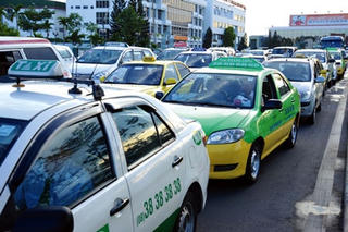 Cước taxi vẫn không giảm