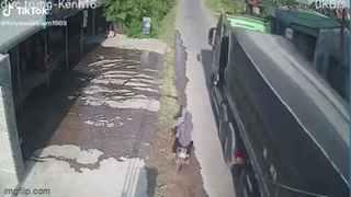 [VIDEO] Trượt ngã, 2 người đi xe máy thoát chết 'thần kỳ' dưới bánh xe container