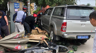 Tránh xe máy sang đường, xe biển xanh chở sếp tông chết 2 người 