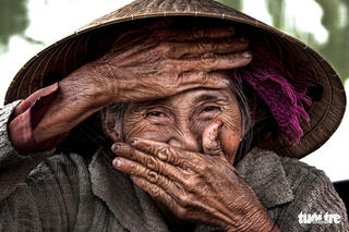 Tặng bức 'Nụ cười ẩn giấu' cho Tổng thống Pháp