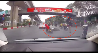 [VIDEO] Thanh niên đi bộ sang đường ẩu, ‘vạ lây’ cho hai người đi xe máy
