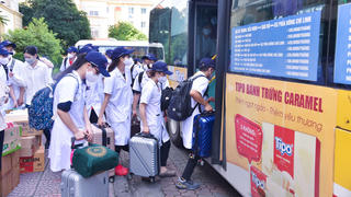 Sinh viên đi vào tâm dịch