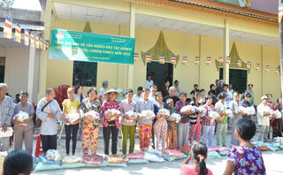 Tặng quà cho hộ Khmer cận nghèo vui tết Chol Chnam Thmay
