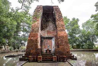 Tháp cổ Vĩnh Hưng