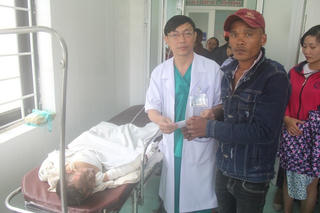 Đốt đèn dầu bắt muỗi, hai mẹ con bị bỏng nặng