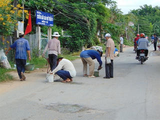 'Biệt đội vá đường' của những lão nông