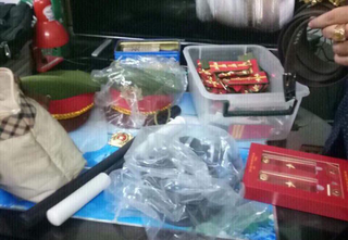 Phát hiện cả 'kho' quân phục công an và công cụ hỗ trợ