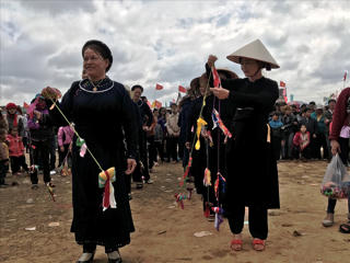 Bài 2: Xã nghèo vượt khó