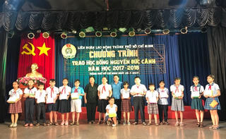 Trao 167 suất học bổng Nguyễn Đức Cảnh cho học sinh, sinh viên vượt khó