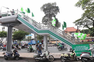 Làm đẹp cầu vượt đi bộ