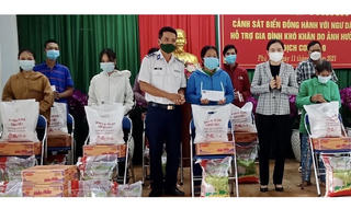 Phú Yên: Trao quà cho người dân bị ảnh hưởng bởi lũ lụt