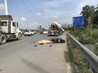 Xe chở bê tông va chạm với xe máy, làm một người tử vong
