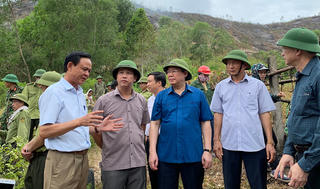 Chưa thể dùng trực thăng chữa cháy khi gió phơn thổi mạnh