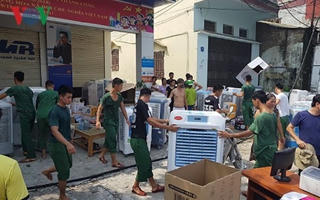 Huy động bộ đội giúp dân chuyển đồ đạc khi có cháy ở Hà Nội