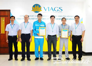 Hai nhân viên dịch vụ mặt đất trả lại tài sản gần 200 triệu đồng cho hành khách