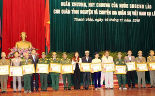 Thanh Hóa: 130 cán bộ, chuyên gia, quân tình nguyện nhận Huân, Huy chương của Lào